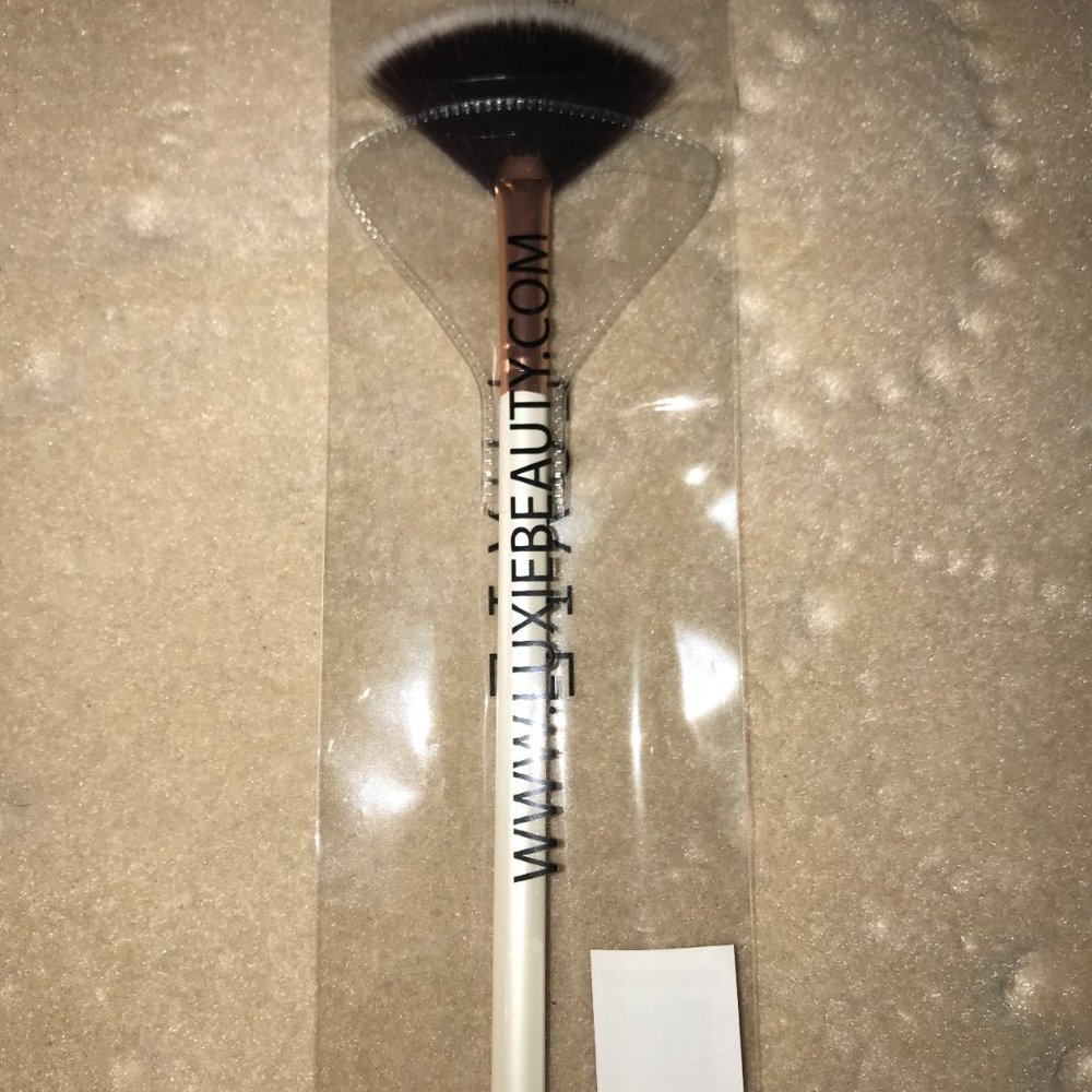 Luxie Medium Fan brush number 560